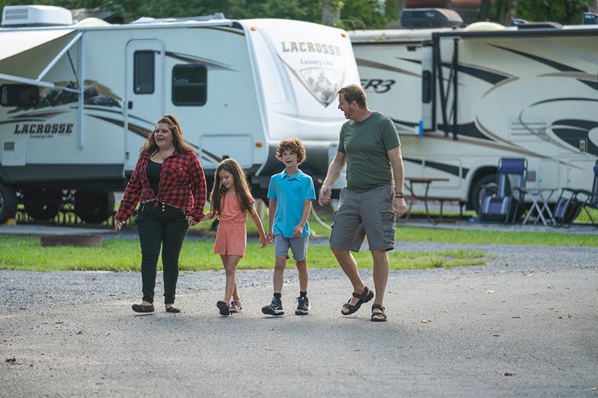 image of family in pigeon forge tn